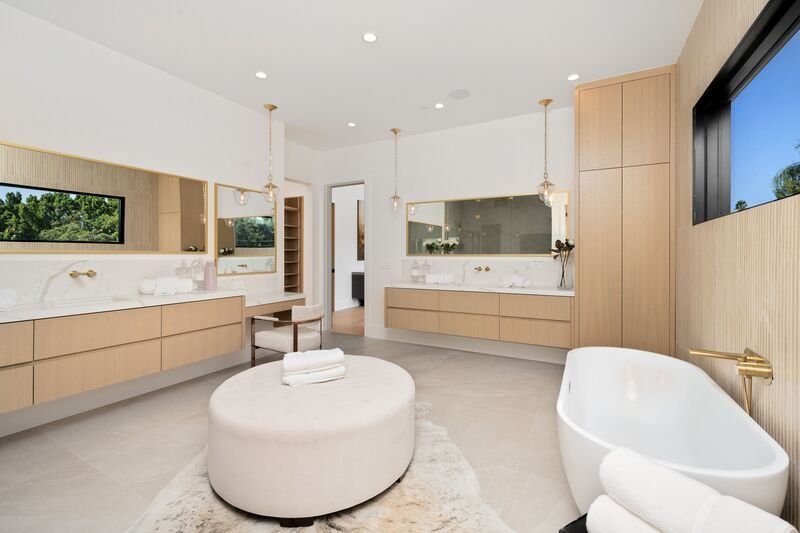 Baño amplio y moderno