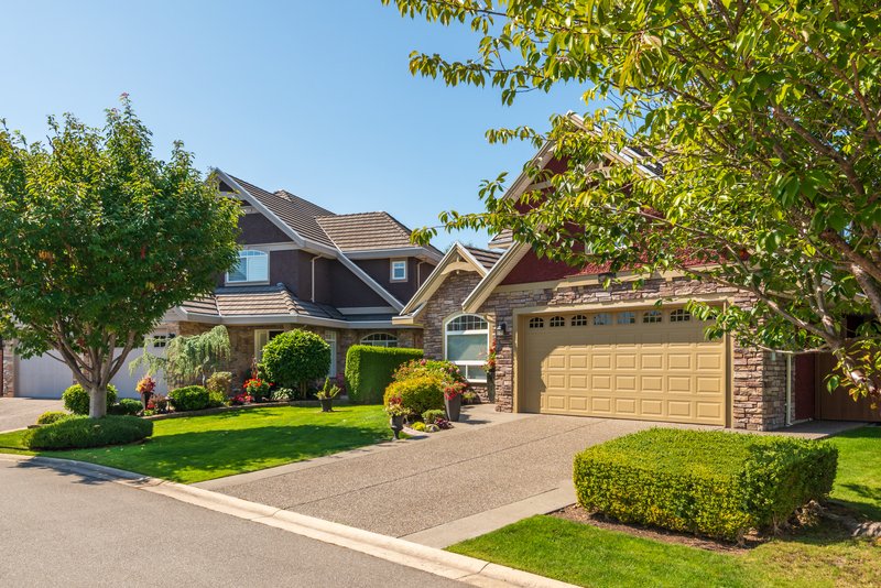 Casa grande con jardín y cochera