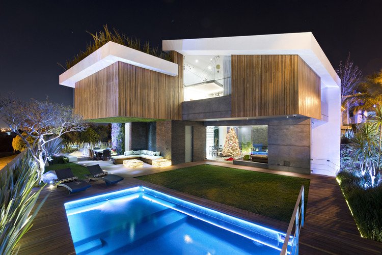 Residencia grande y moderna con alberca